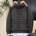 Trendige leichte Pufferjacke für Herren – Slim-Fit Kapuzenmantel mit Colorblocking (Schwarz/Grau)_voghion.com