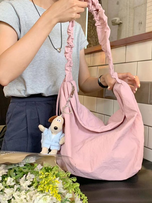 Lazy Cloth 2024 Sommer Casual Nischenknödel-Plissee-Tasche mit Kordelzug-Schultergurt-Design, große Kapazität neu_voghion.com