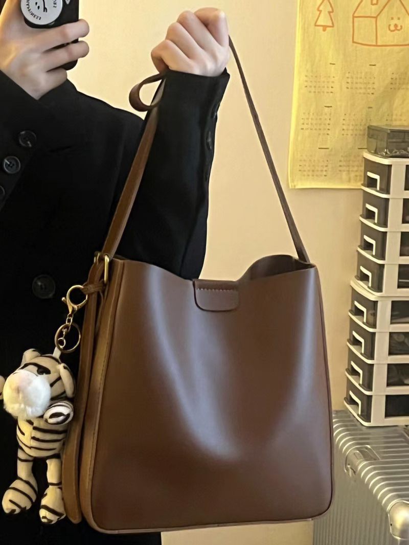 Γυναικεία τσάντα tote bucket μεγάλης χωρητικότητας από μαλακό δέρμα, μινιμαλιστική, με ευέλικτη υφή, για τον ώμο, του 2024._voghion.com