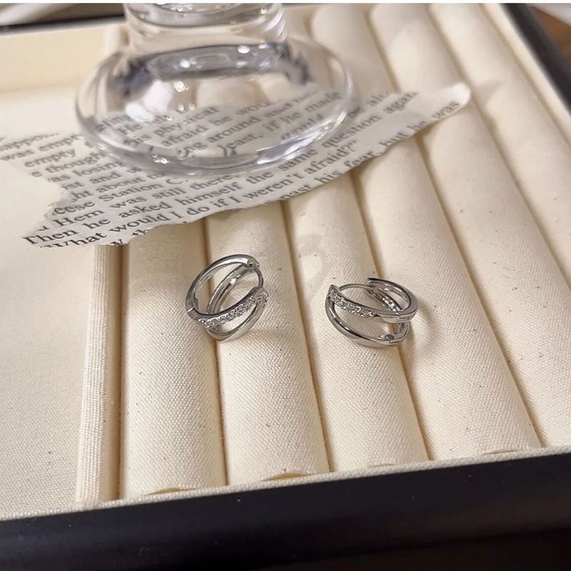 Silver Micro Diamond Studded Plain Ring For Women With A Light Luxury And High-end Feel, Unique Ear Buckles, 2024 New_voghion.com