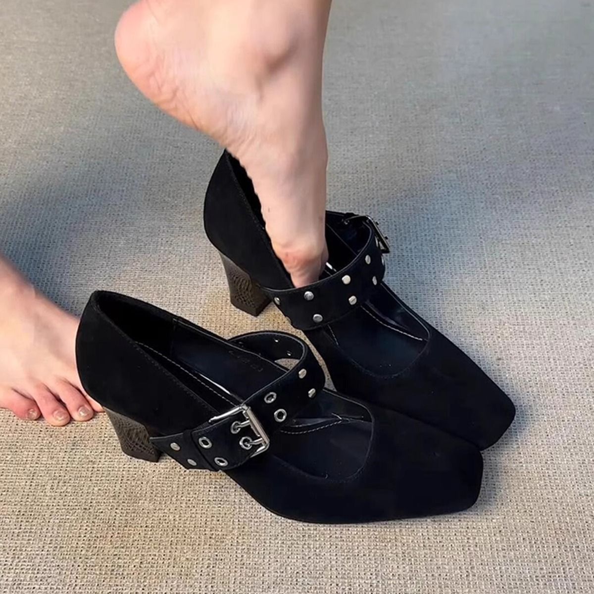 Nouveaux escarpins en peau de mouton 2025, élégants et confortables, à brides cloutées violettes et talon compensé._voghion.com