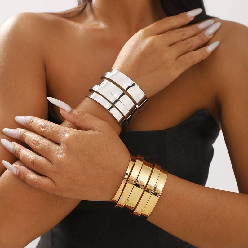 Diseñe una pulsera ligera de alta gama para mujer con una apertura ajustable, un brazalete irregular suave, personalizado y_voghion.com