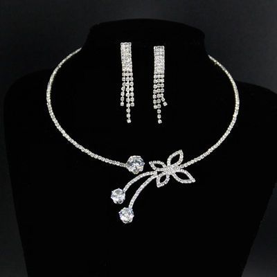 Set di orecchini con colletto in diamanti d'acqua versatili alla moda coreana, ciondolo a farfalla semplice e corto, temperamento da donna, clavicola_voghion.com