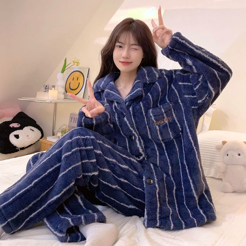 2024 Celebridad de Internet de invierno Nuevo cárdigan de cuello de felpa largo Pijamas de mujer Pareja simple puede usar ropa de abrigo Inicio_voghion.com
