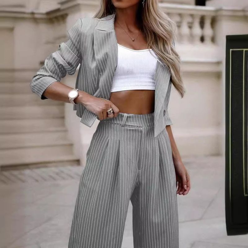 Completo da donna casual a righe con risvolto corto e pantaloni dritti_voghion.com
