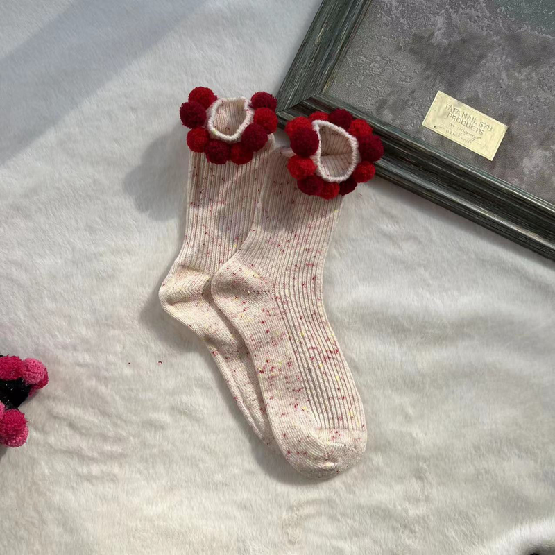 pantaloncini di filato a pois con colori a contrasto, graziose palline di lana, calzini Lolita, calzini di Capodanno_voghion.com