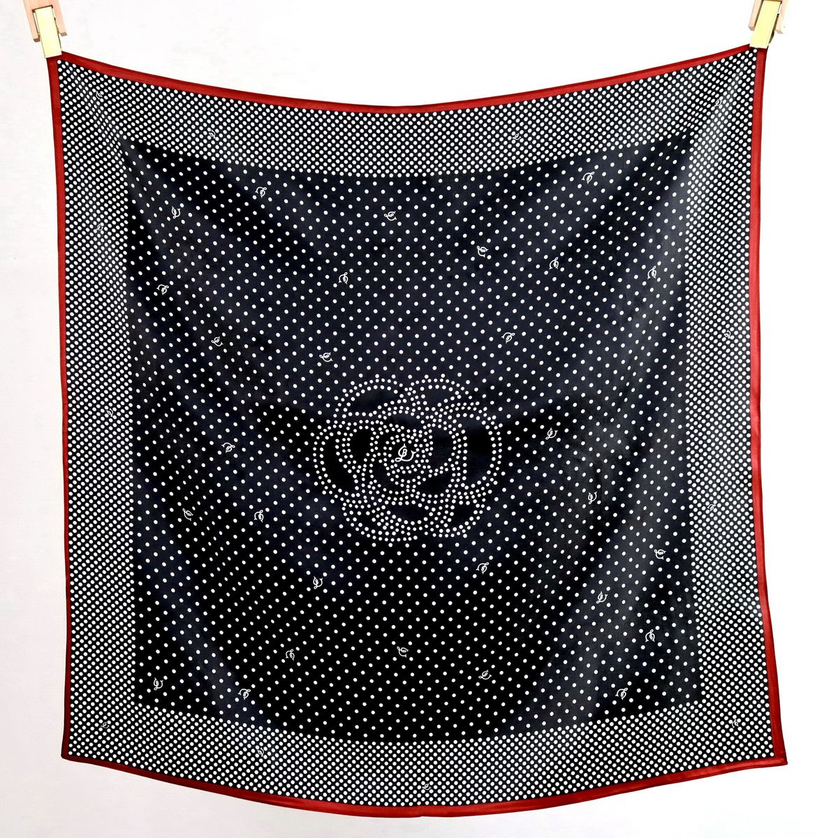 Sciarpa versatile da donna in seta di gelso con stampa in raso cinese Xiaoxiang Feng Po Dot Camellia 90 cm all'ingrosso_voghion.com