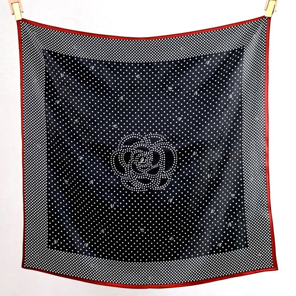 Sciarpa versatile da donna in seta di gelso con stampa in raso cinese Xiaoxiang Feng Po Dot Camellia 90 cm all'ingrosso_voghion.com