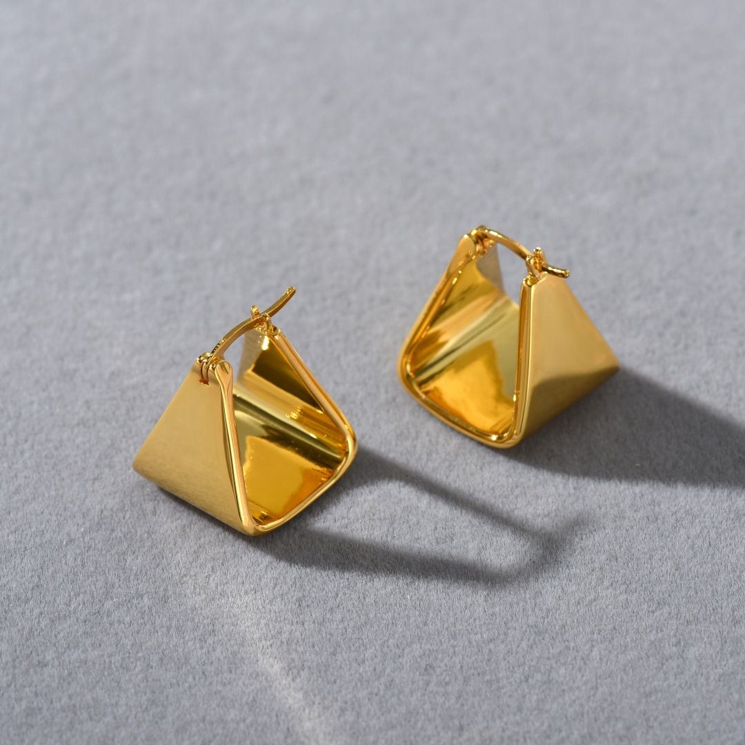 Damenschmuck Minimalistische geometrische Pyramiden-Creolen in Gold und Silber, leichtes Hohldesign für die Persönlichkeit des Alltags, einzigartige Ohrringe_voghion.com
