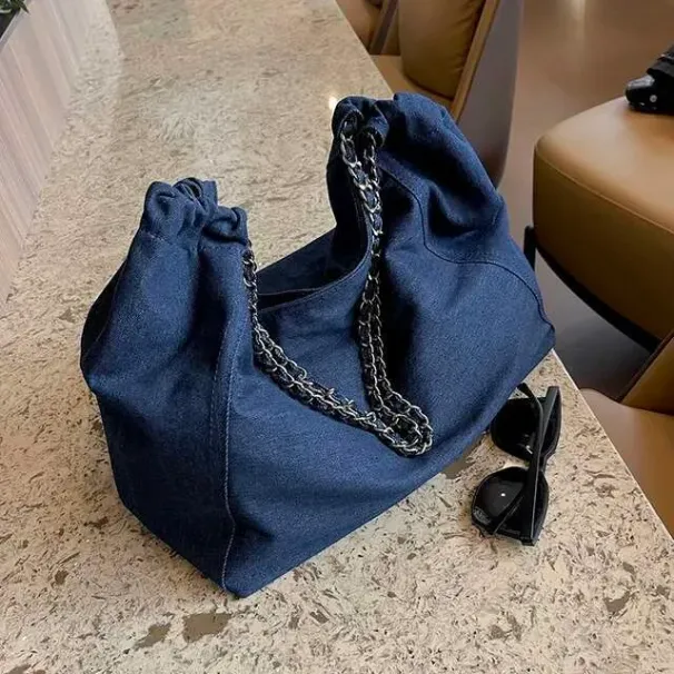 Große, stylische Denim-Schultertasche für Damen in Unifarben – mit viel Stauraum und Kette._voghion.com