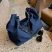 Große, stylische Denim-Schultertasche für Damen in Unifarben – mit viel Stauraum und Kette._voghion.com