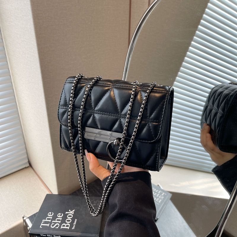 High end känsla liten för kvinnor 2024 ny mode nisch design mun röd crossbody diamant rutnät kedjeväska_voghion.com