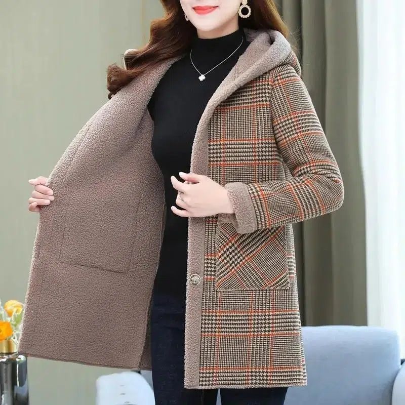 Fügen Sie Veet Plaid C Female Tops Mittellange, mit Baumwolle gefütterte Damenjacken mittleren Alters für den Winter mit Kapuze hinzu, die warm und kältebeständig sind_voghion.com
