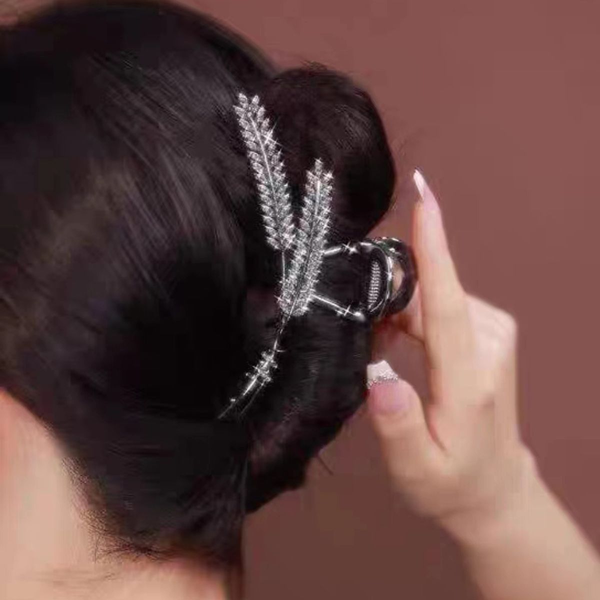 Bosiyajeva nova vrhunska pšenica za ženske izžareva občutek razkošja in temperamenta. Sponka za lase s pšeničnimi ušesi, naglavni trak s sponko za morskega psa._voghion.com