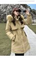 Roupas femininas Jaqueta de algodão Gola de pele Algodão Longline Cinto Acabamento em pele de coelho Casaco com capuz Parka com enchimento de poliéster espesso para o inverno_voghion.com