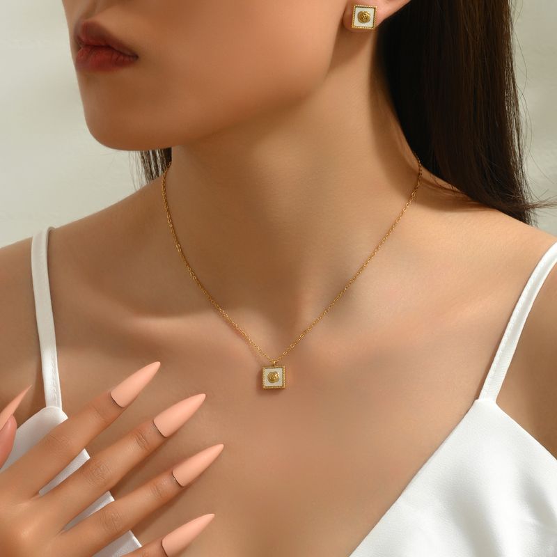 Set di orecchini e collana in stile palazzo con orecchini con design personalizzato a forma di rosa intagliata, semplice catena per clavicola per donna_voghion.com