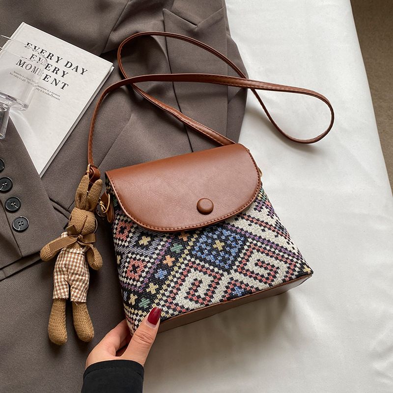 I modelli più popolari dell'estate 2025 sono i nuovi cellulari a tracolla per donna con texture di alta qualità e alla moda._voghion.com