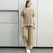 Damenbekleidung Sommer Neue einfache Mode Rundhalsausschnitt Einfarbig Kurzarmoberteile und Hosen Kontrastfarbener Rand Gestrickter Zweiteiliger Anzug_voghion.com