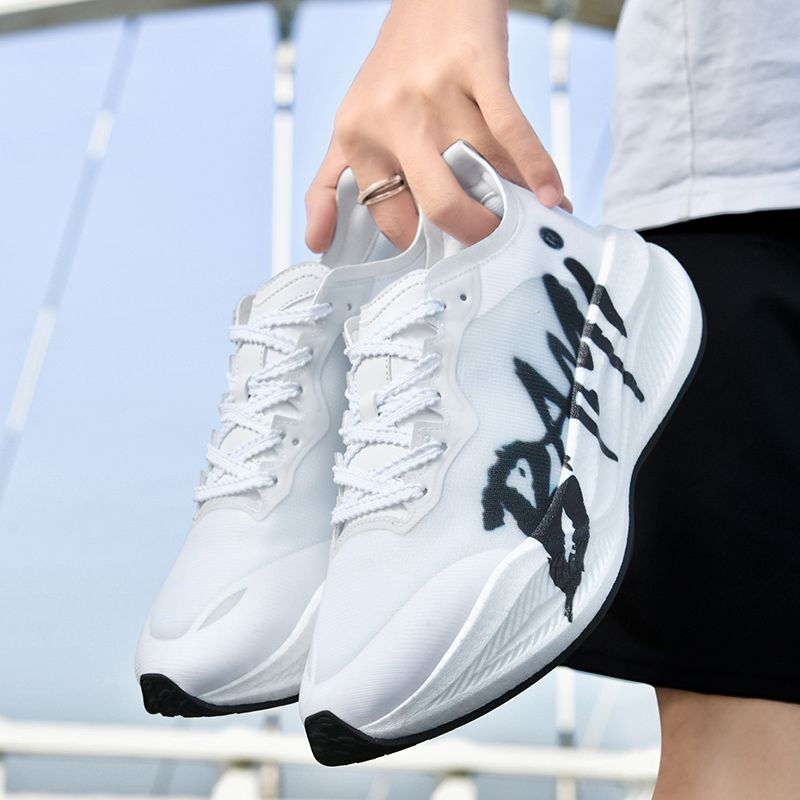 Un paio di scarpe da corsa e solide piastre esplosive in carbonio progettate per gli adolescenti._voghion.com