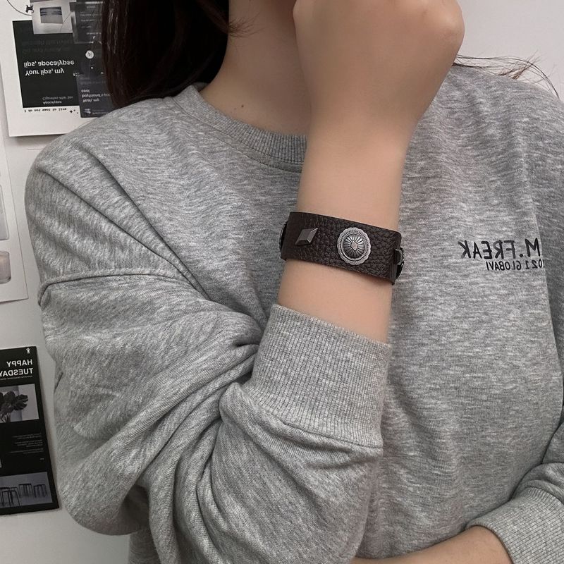 Unisex Maillard Retro Punk Stil Bracelet Fir Männer A Fraen Perséinlechkeet Hip Hop Breet Kant Lieder Bracelet Nischedesign Handschmuck_voghion.com