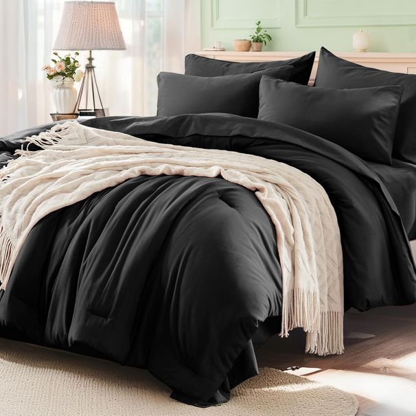 Black Solid Color Breathable Queen Size Comforter Sets, All-Season Down-Alternative 3-Piece Bedding Set_voghion.com