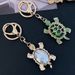 Portachiavi per auto a forma di tartaruga in metallo tempestato di diamanti colorati, regalo creativo, piccola merce di Yiwu_voghion.com