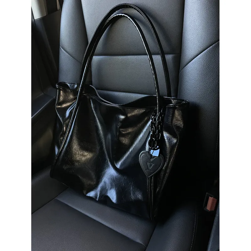 Diablo Cupid 2023 New Love Pendant Large Capacity Tote Ultra Lightweight Commuter Bag_voghion.com