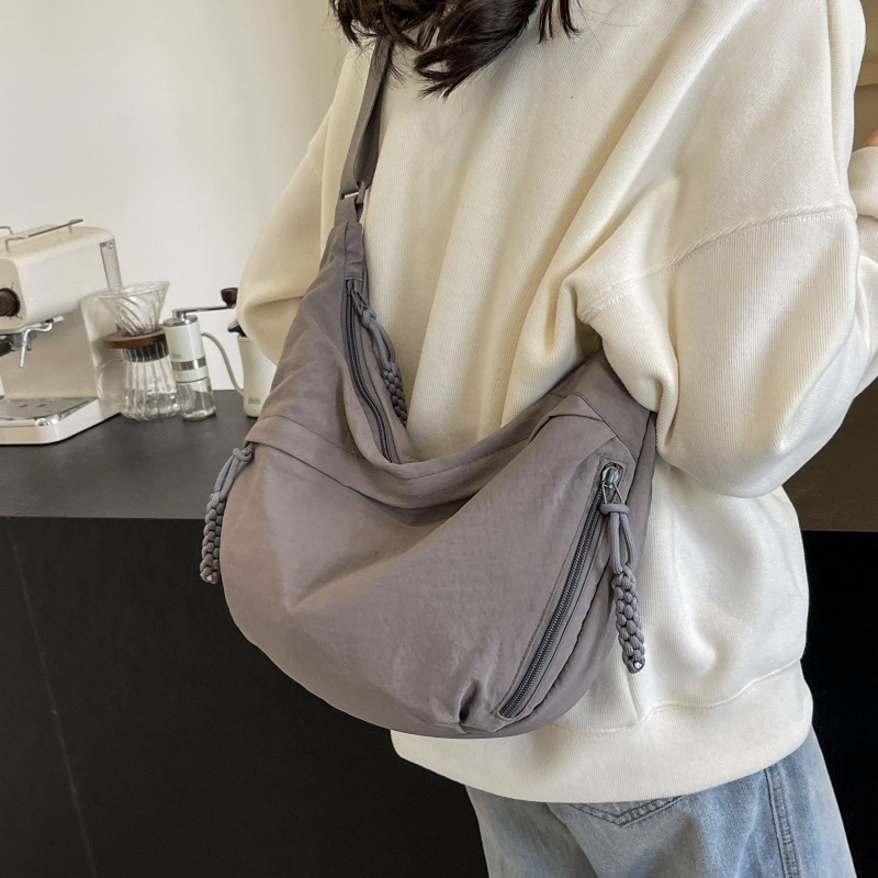 Bolsa feminina de lona, coleção primavera/verão 2025, ideal para estudantes e para o dia a dia. Possui alça transversal multifuncional de grande capacidade e design moderno._voghion.com