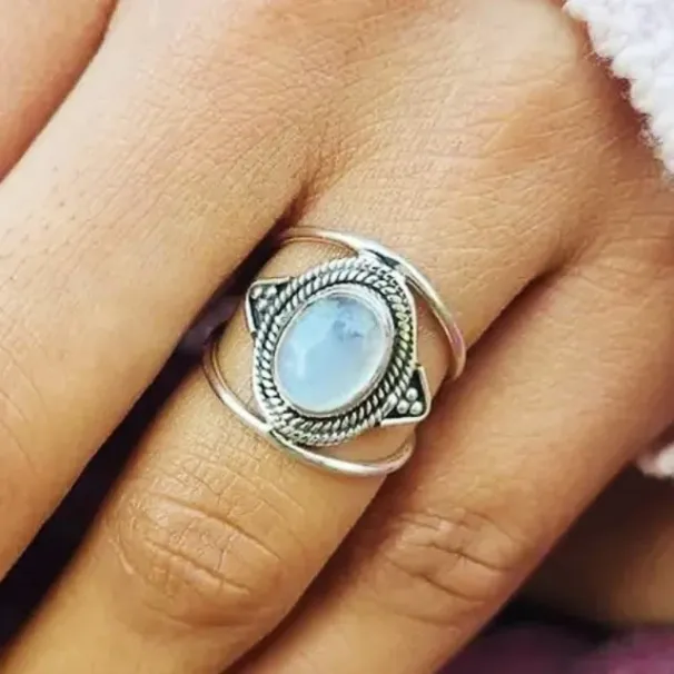 Vendite calde Vendite calde Huitan Bohemia Style Oval Opal Ring per donna Bianco/Nero Fedi nuziali Accessori Temperamento Gioielli da donna_voghion.com