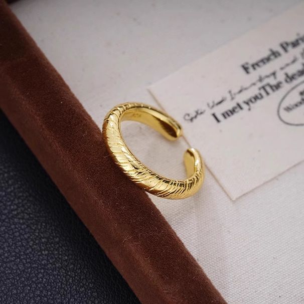 Banda lisa con textura dorada, estilo palacio, alta estética, ligera, lujosa, simple, versátil, metal antiguo, sensación de índice más fino_voghion.com