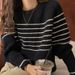 Lässiger, gerippter Pullover mit schwarz-weißen Streifen für Damen – Trendiger koreanischer Stil für Herbst/Winter 2023 – locker, weich, rund geschnitten_voghion.com