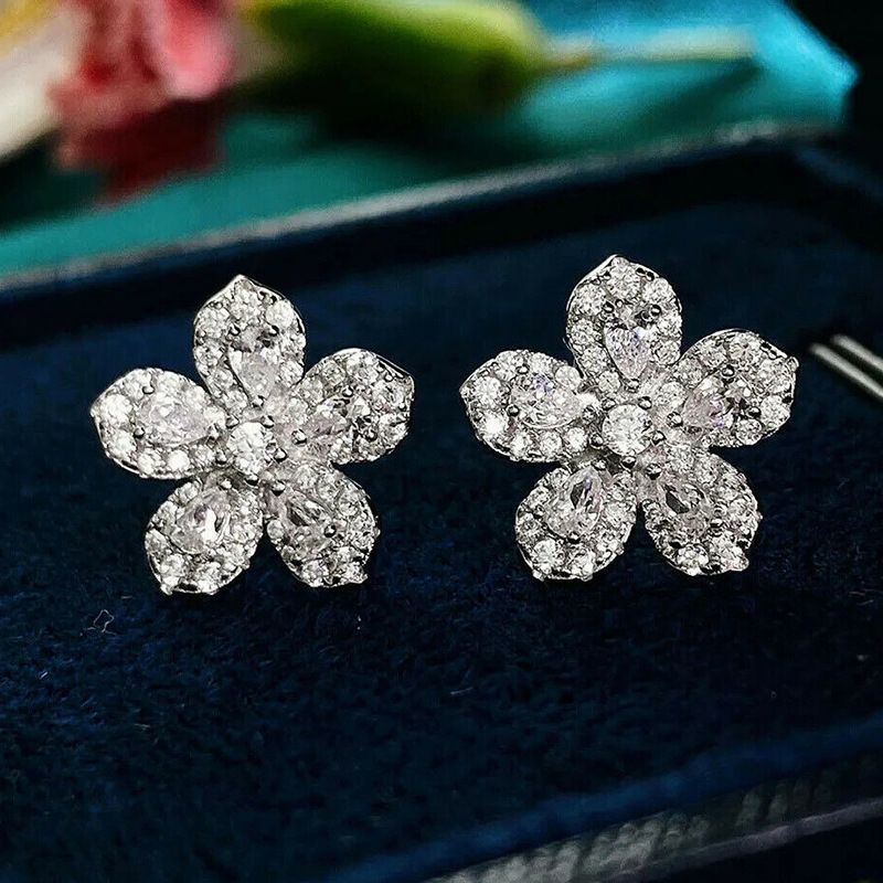La version coréenne de Cao Shi est simple et légèrement incrustée de diamants, de boucles d'oreilles en zircon, de fleurs d'herbe porte-bonheur, de petits ornements d'oreille élégants._voghion.com