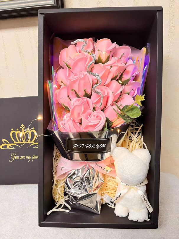 Weihnachtsgeschenke für Haus & Garten: Seifenblumen-Set, 19-teilig, Seifenrosen-Blumenstrauß, Geschenkbox mit LED-Lichtern und Handtuchbär für Freund/Freundin/Freunde_voghion.com