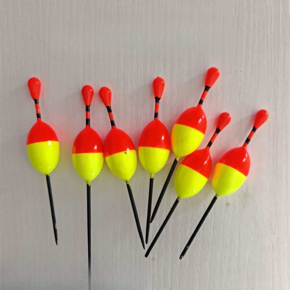 Pesca in acque basse con carassio, galleggiante rosso e giallo, a strisce bianche e vistose, coda spessa._voghion.com