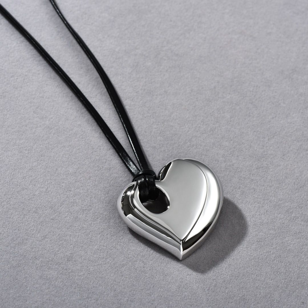 Collana elegante con ciondolo a forma di cuore da donna con cordino in pelle, design geometrico minimalista, versatile pezzo da indossare a strati, sia casual che formale._voghion.com