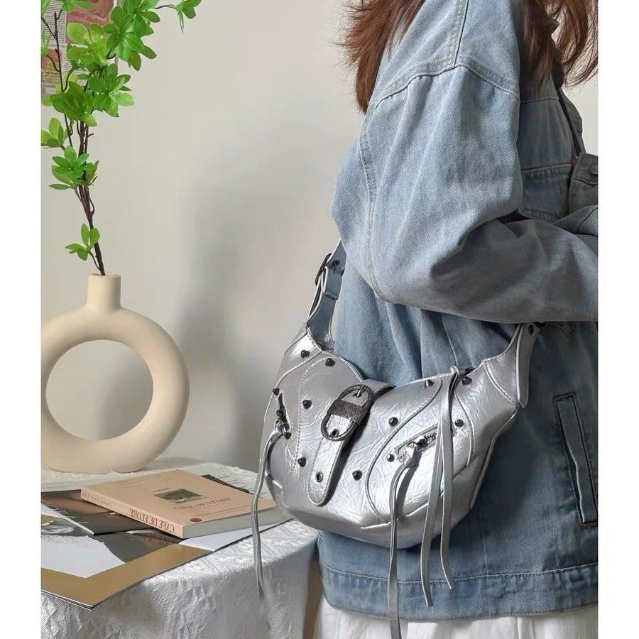 Nuova borsa da motocicletta alla moda Y2K per donna con rivetti, borsa a forma di corno alla moda, borsa a tracolla e a spalla versatile_voghion.com