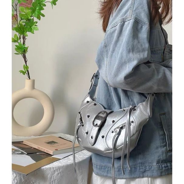 Nuova borsa da motocicletta alla moda Y2K per donna con rivetti, borsa a forma di corno alla moda, borsa a tracolla e a spalla versatile_voghion.com