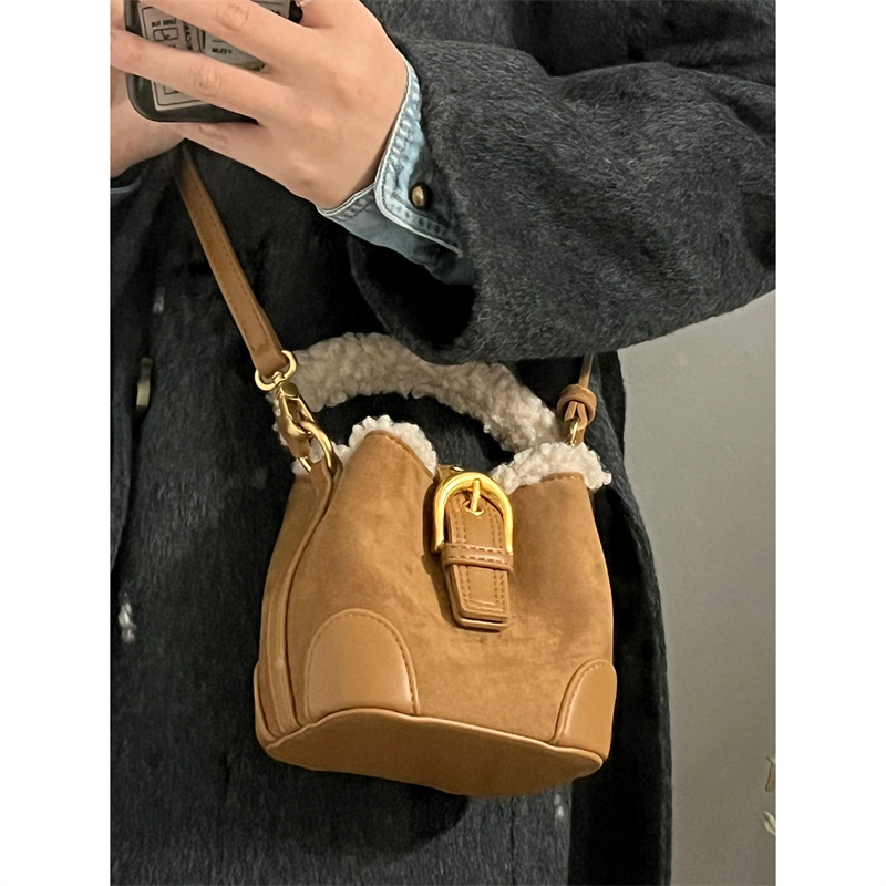 Borsa a tracolla in peluche con secchiello per l'acqua versatile marrone invernale da donna 2024_voghion.com
