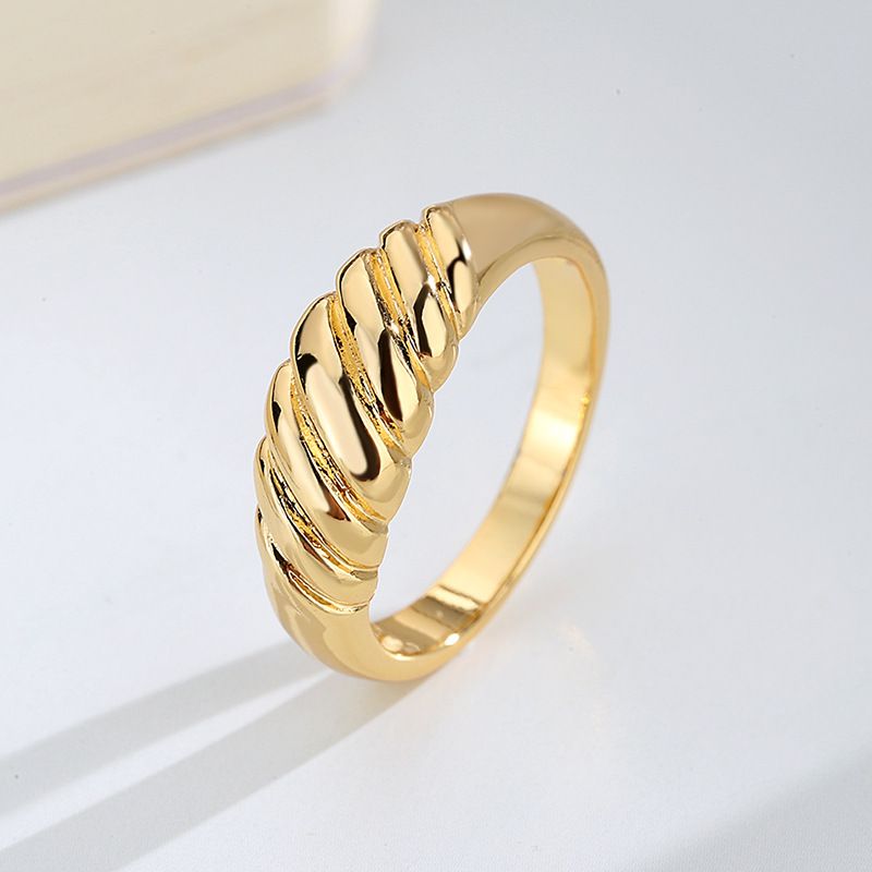 Popular twisted croissant ring female ins cold style gold plated zircon ring can be stacked_voghion.com