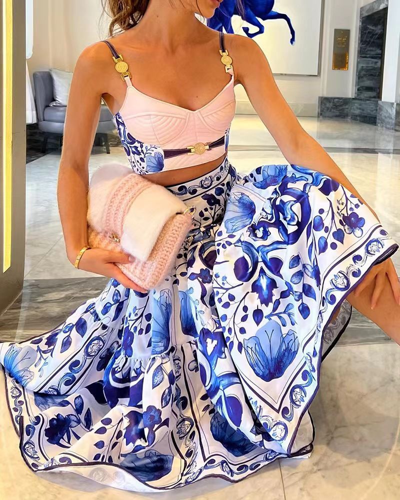 Conjunto de dos piezas de vestido con falda halter estampada y vuelo para mujer_voghion.com