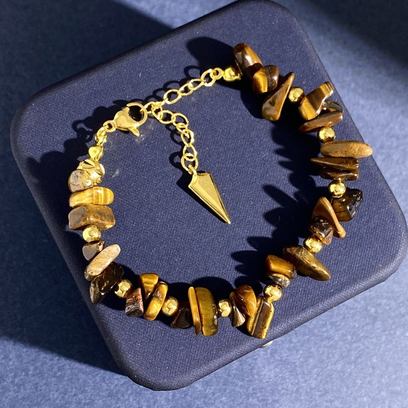 Bracciale da donna originale fatto a mano in pietra amorfa con corda, stile bohémien, con perline dorate irregolari in pietra occhio di tigre_voghion.com