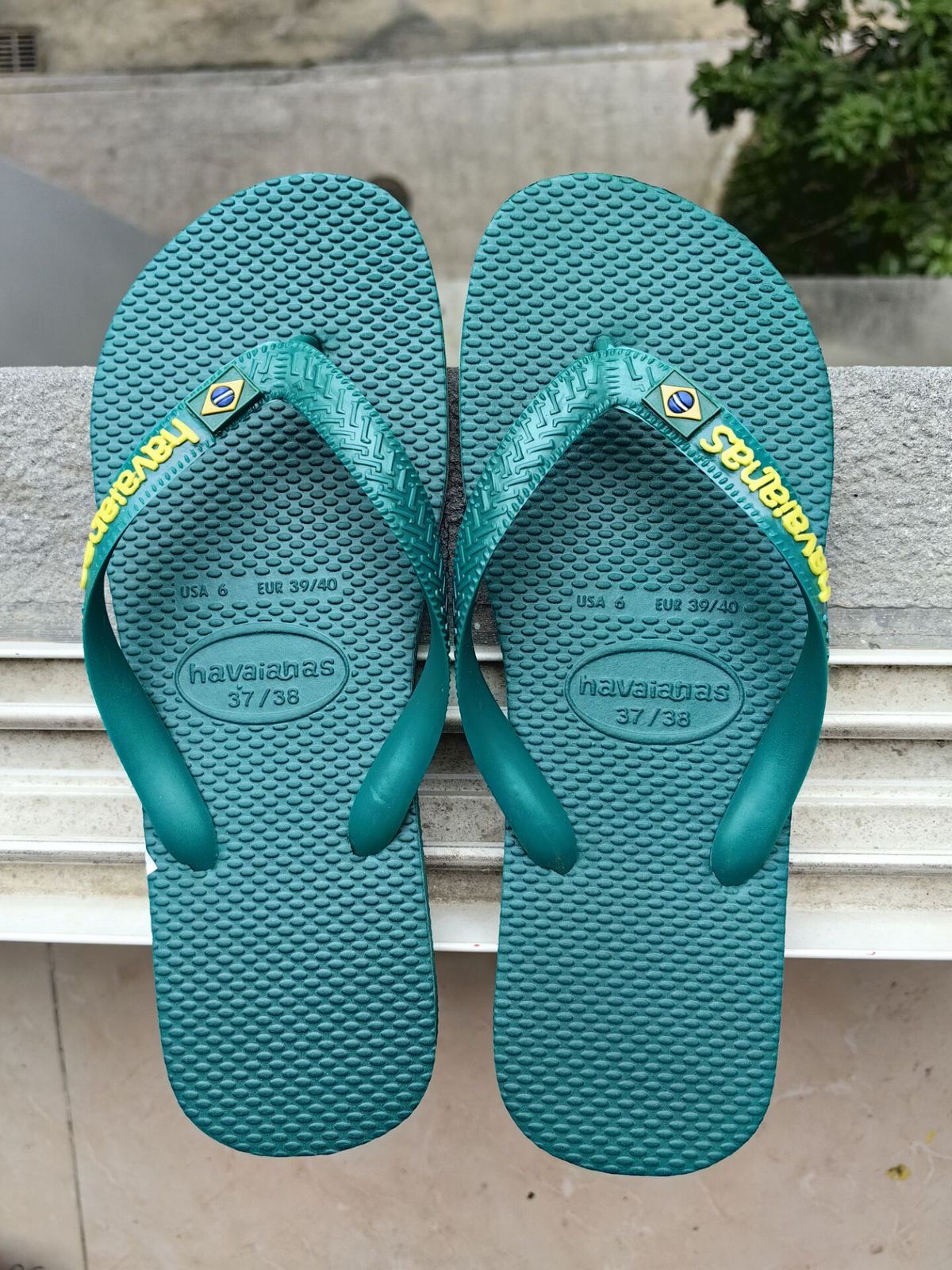 Pantofole da bagno antiscivolo in gomma color avana casual 2023 con etichetta in metallo per esterni da uomo, resistenti all'abrasione_voghion.com