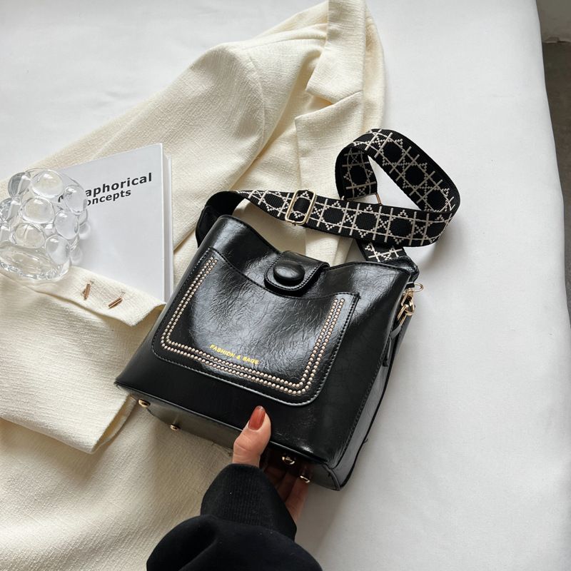 High-End-Casual-All-Match-Kleintasche Damenmode Pendler-Eimertasche 2023 Frühling und Sommer kleine Menge einfache trendige Umhängetasche_voghion.com