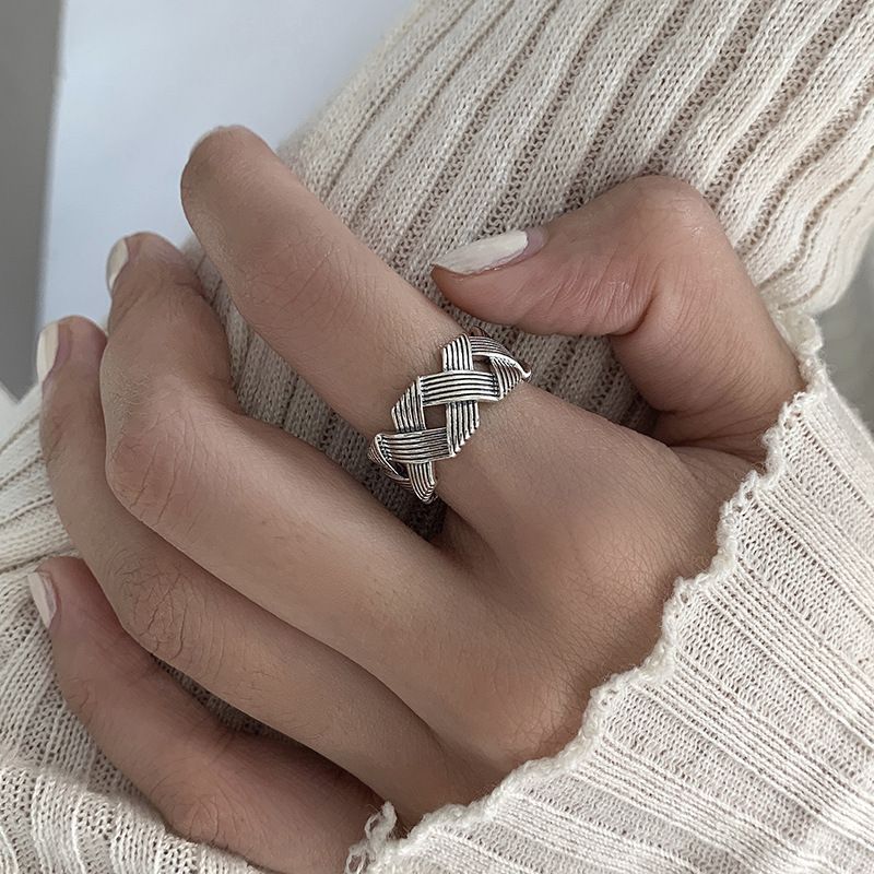 Ausgehöhlte Blätter, Weiblichkeit, Persönlichkeit, kleine Menschenmenge, alte Textur, kreuz und quer gebratener Teig, gedrehter gewebter Ring, Flut_voghion.com