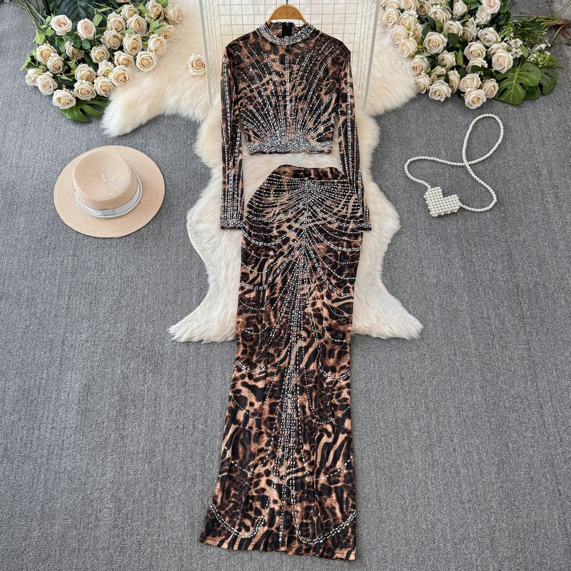 Costume de mode, tempérament féminin, col montant parsemé de diamants, haut en maille ajusté, costume deux pièces, taille haute, jupe en queue de poisson enveloppée dans les hanches_voghion.com