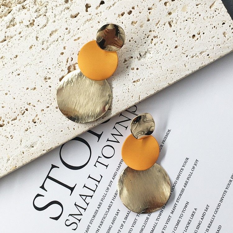 Extravagante, modische Ohrstecker im Metallstil mit geometrischem, rundem und langem Nischendesign aus Lack._voghion.com