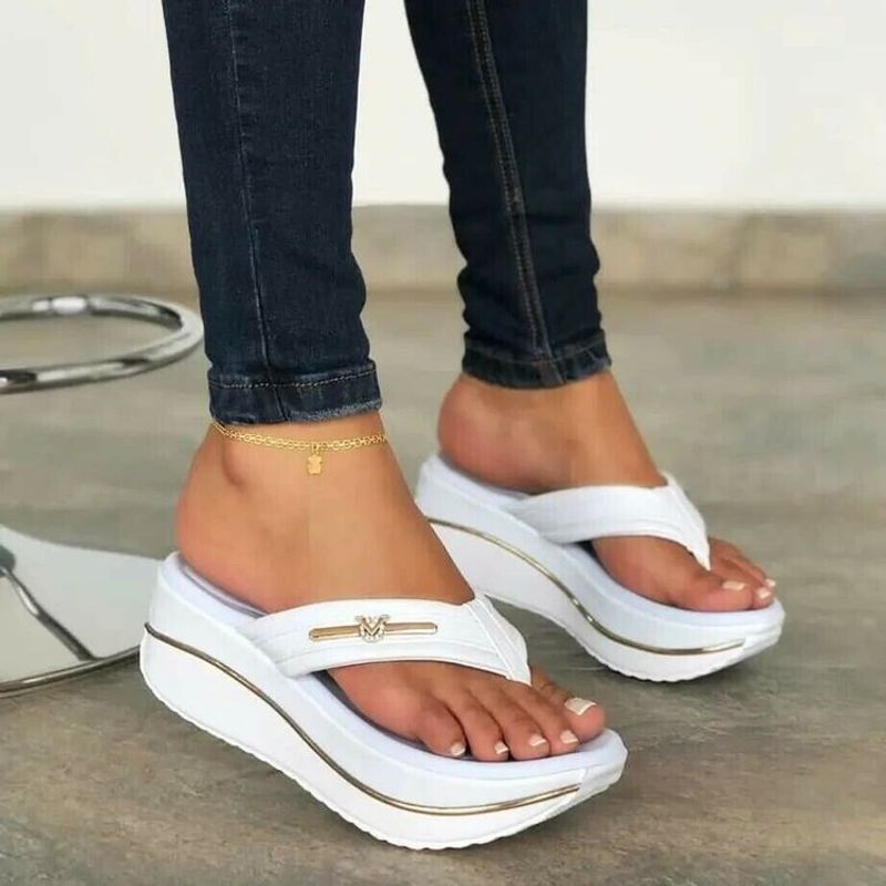 UN 2022 Große Keilabsatz-Sandalen mit dicken Sohlen für den Sommer der Damen. Neue Flip-Flops mit Clip-Zehen. Lässige, modische Sandalen für den Außenbereich._voghion.com