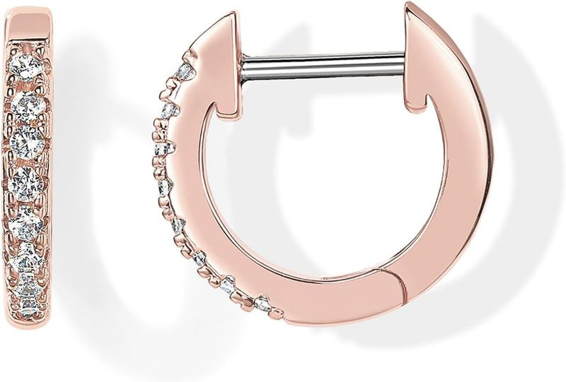 Orecchini a bottone Huggie con zirconi cubici placcati in oro_voghion.com