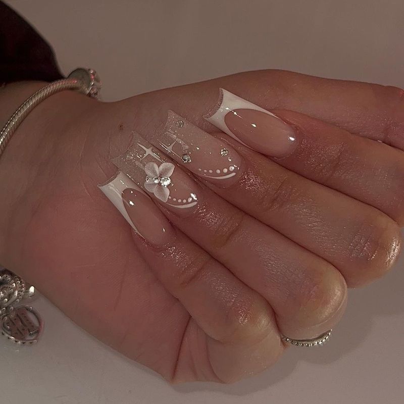 Tragen Sie Glitzer, zerstoßene Diamanten, weißen Schmetterling, abnehmbare Nagelpflaster, fertige Produkte_voghion.com