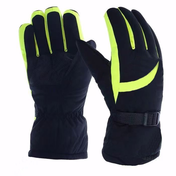 Talvipyöräilyyn tarkoitetut kylmät, tuulenpitävät, samettiset jäätymisenestokäsineet pitävät kädet lämpiminä tuulenpitävinä. Miehet ja naiset pyöräilevät talvella._voghion.com